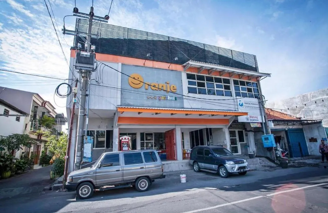RedDoorz at Siwalankerto Surabaya-1
