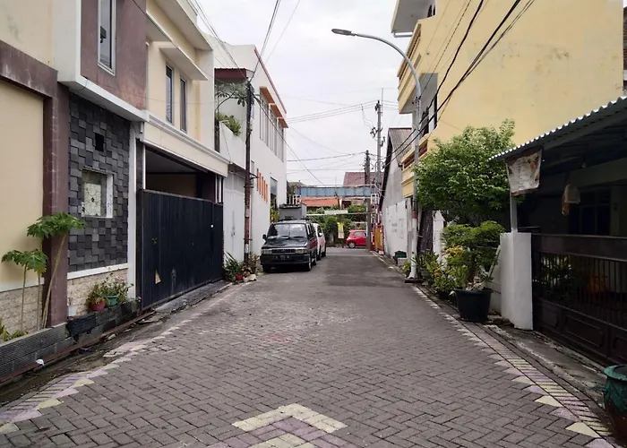 Gangnam Style Residence Mitra RedDoorz near MERR Surabaya